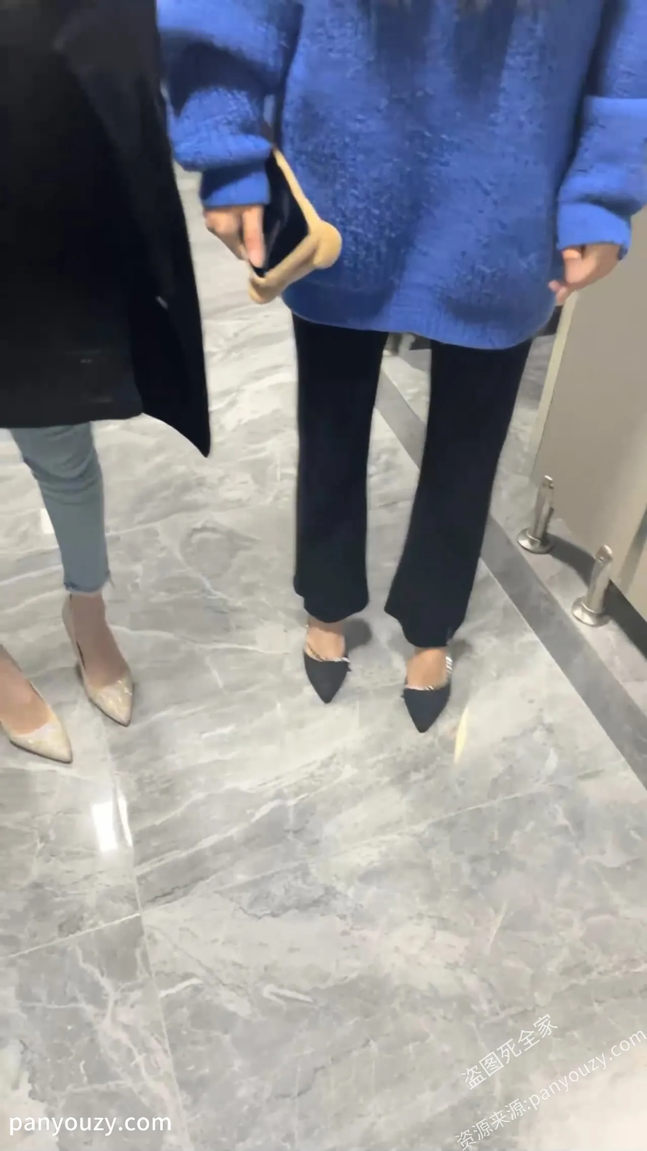 图片[1]-【公厕4P换妻聚会】颜值夫妻，找个公厕轮流无套互操对方老婆，场面极度刺激！-91欢迎您！