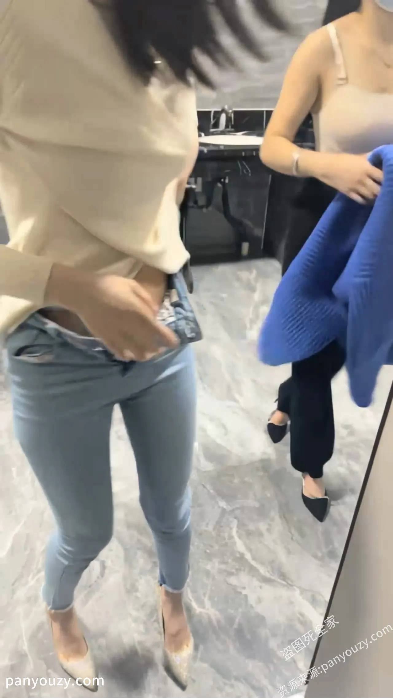 图片[2]-【公厕4P换妻聚会】颜值夫妻，找个公厕轮流无套互操对方老婆，场面极度刺激！-91欢迎您！